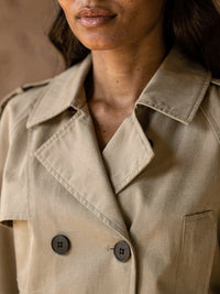 Trench court croisé Capucine – Beige