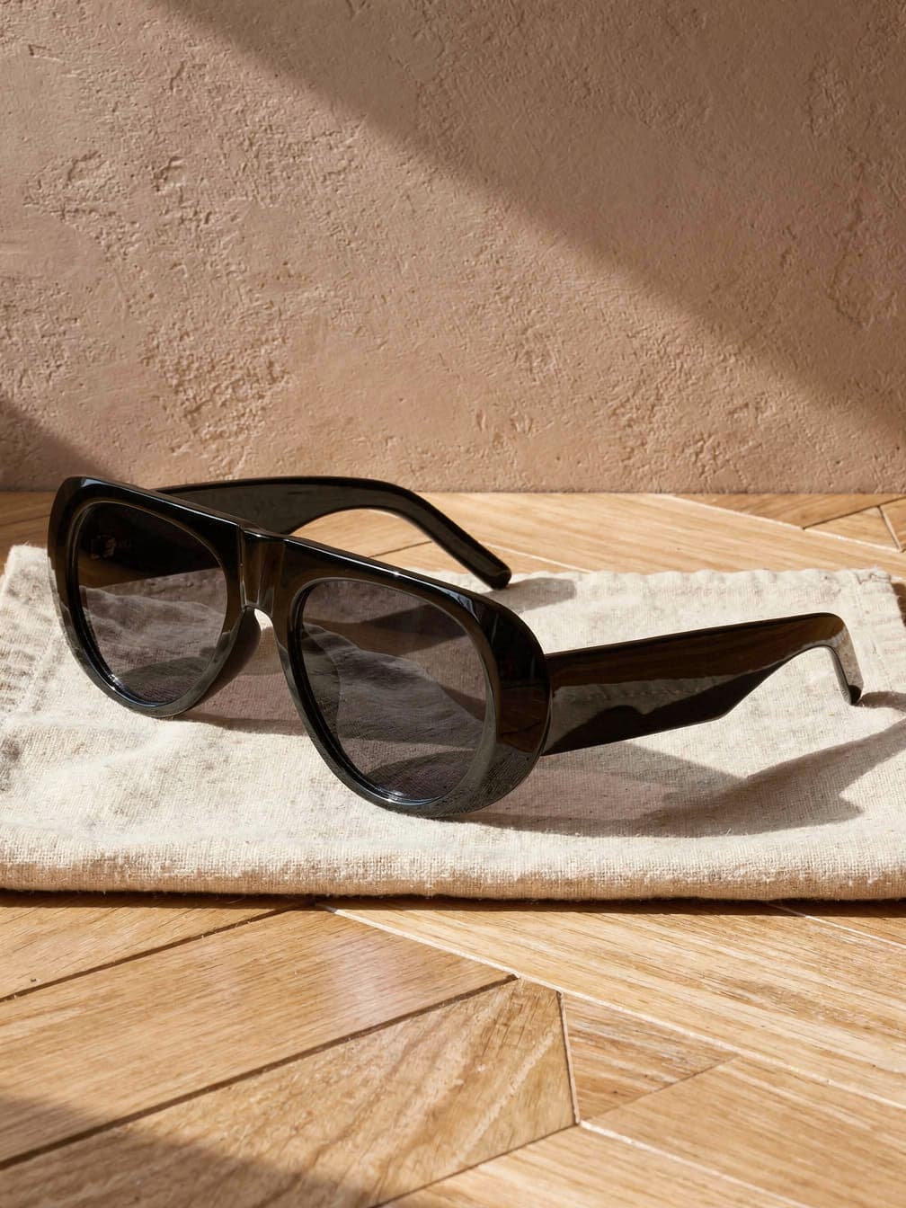 Lunettes de soleil ovales Sacha – Noir