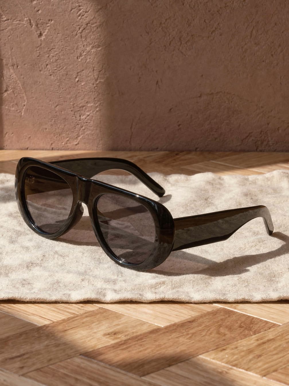 Lunettes de soleil ovales Sacha – Noir